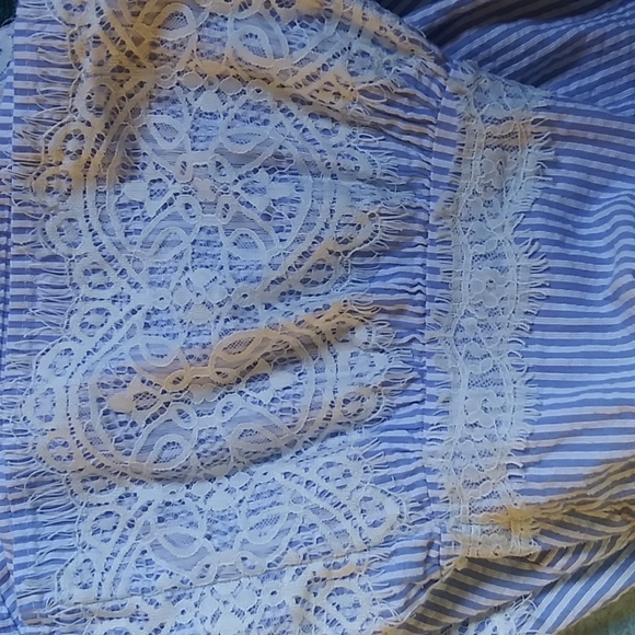 Lace trim flutter sleeve striped flowy blouse with rear eyelet tie detail - Picture 6 of 8